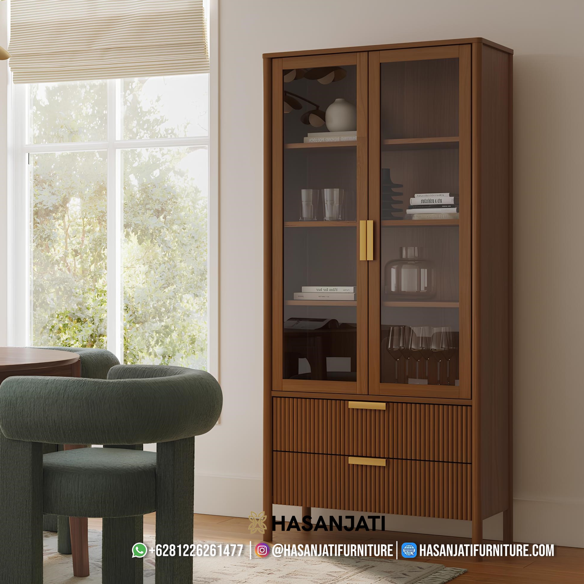 Lemari display minimalis modern 2 pintu kaca dan laci fluted di ruang tamu scandinavian.