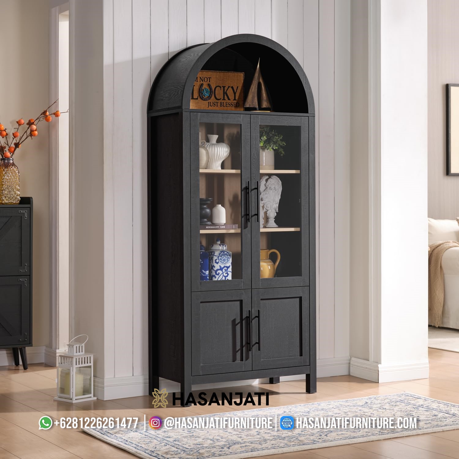 Lemari hias jati 2 pintu minimalis dengan finishing hitam dan penyimpanan atas terbuka.