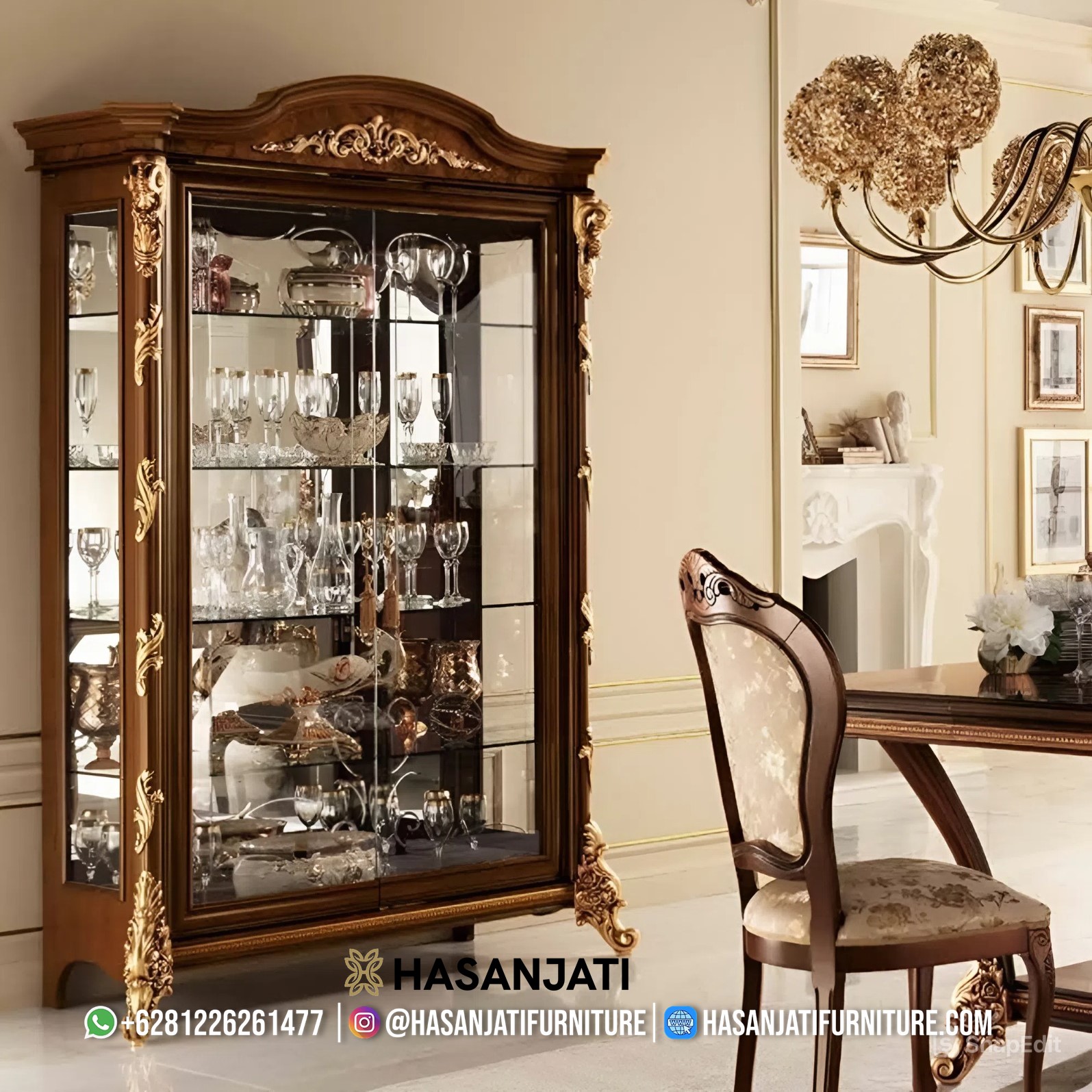 Lemari hias jati klasik 2 pintu warna walnut di ruang makan nampak elegan