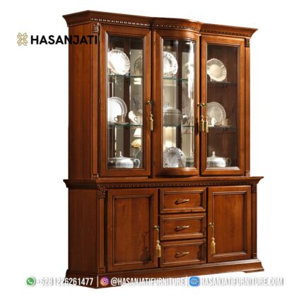 Tampilan penuh tampak depan lemari pajangan kristal seri Treviso dari kayu jati memperlihatkan susunan 3 laci tengah buffet bawah dan isi piring keramik putih.