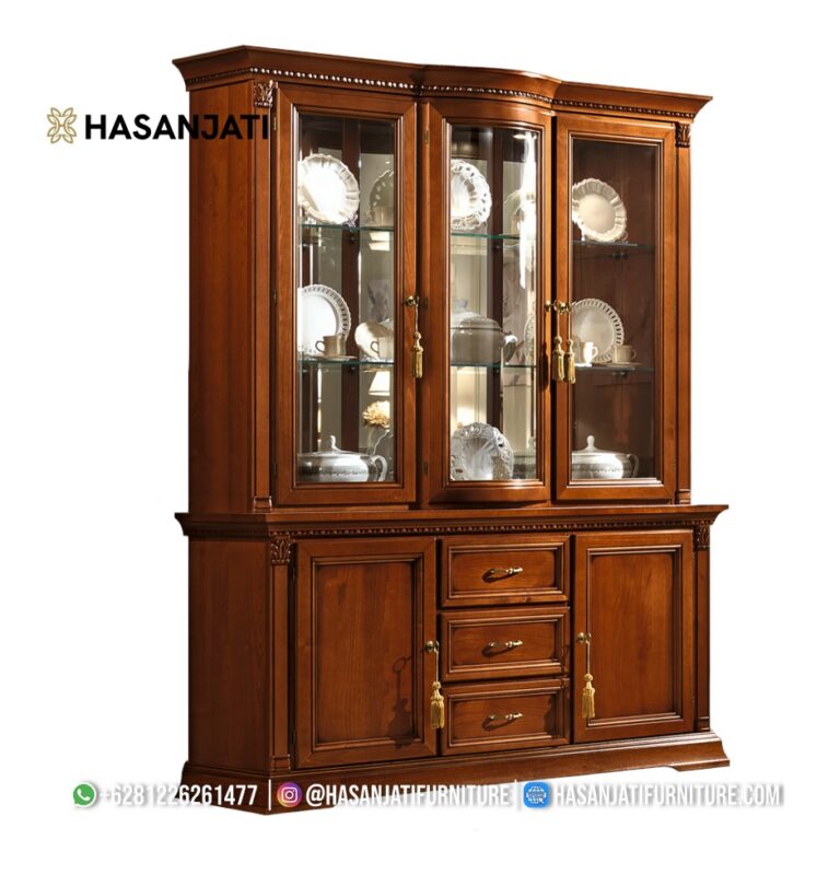 Tampilan penuh tampak depan lemari pajangan kristal seri Treviso dari kayu jati memperlihatkan susunan 3 laci tengah buffet bawah dan isi piring keramik putih.