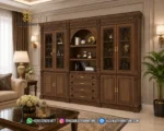 Tampilan penuh lemari hias jati mewah seri Classic Style 4 pintu kaca dengan rak tengah terbuka berlatar interior ruang keluarga mewah.