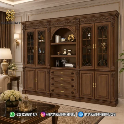 Tampilan penuh lemari hias jati mewah seri Classic Style 4 pintu kaca dengan rak tengah terbuka berlatar interior ruang keluarga mewah.