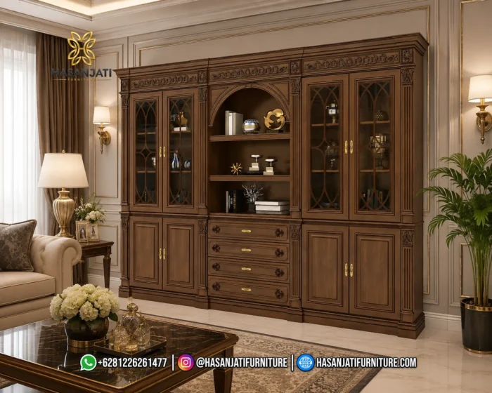Tampilan penuh lemari hias jati mewah seri Classic Style 4 pintu kaca dengan rak tengah terbuka berlatar interior ruang keluarga mewah.