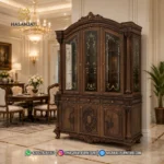 Tampilan penuh lemari hias jati mewah seri klasik 3 pintu kaca rata dengan hiasan grafir sulur emas berlatar interior ruang makan mewah.