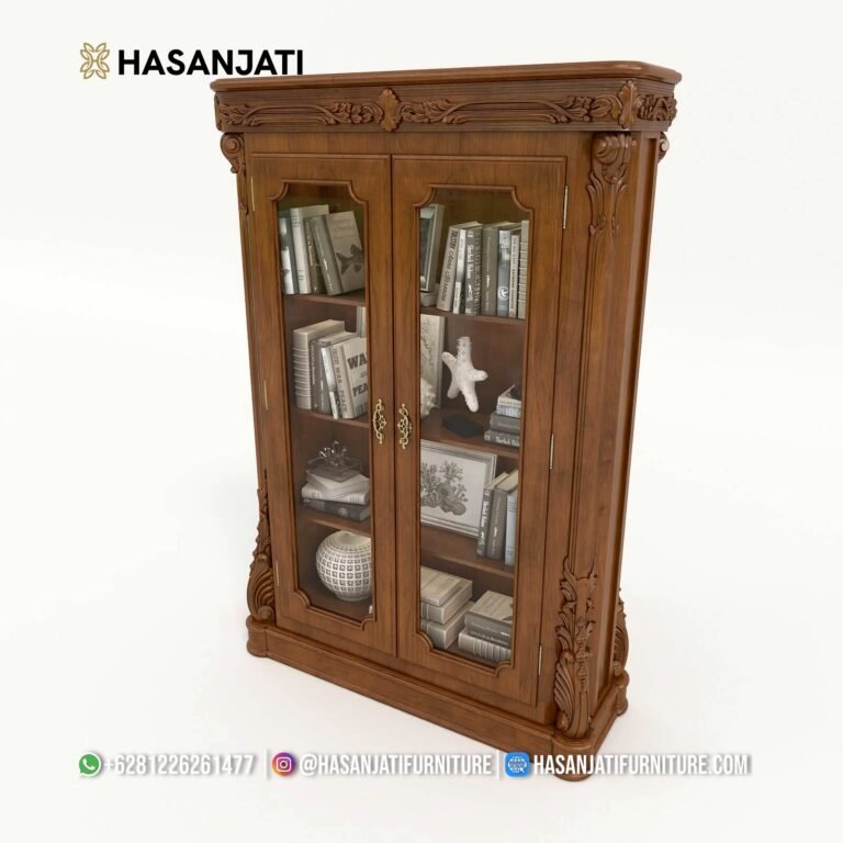 Tampilan dari sudut serong depan kanan lemari pajangan hias seri Gloucester dari kayu jati memperlihatkan struktur pilar ulir tambang dan detail panel bodi samping tertutup