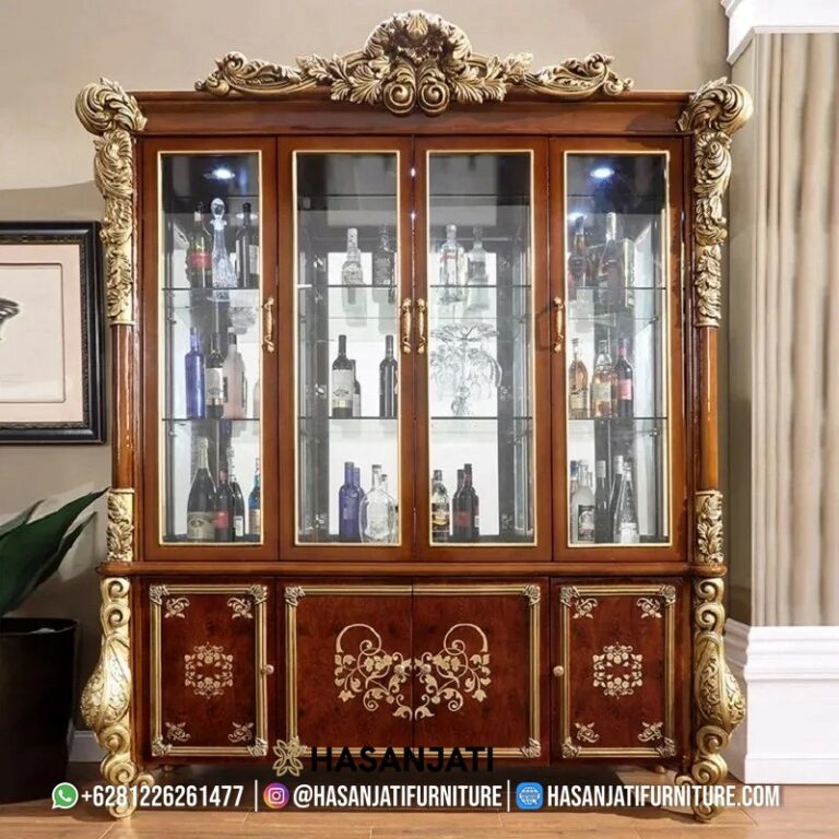 Lemari pajangan kristal seri Piazza warna walnut kombinasi ukiran emas leaf tampak depan penuh memperlihatkan isi botol pajangan internal.