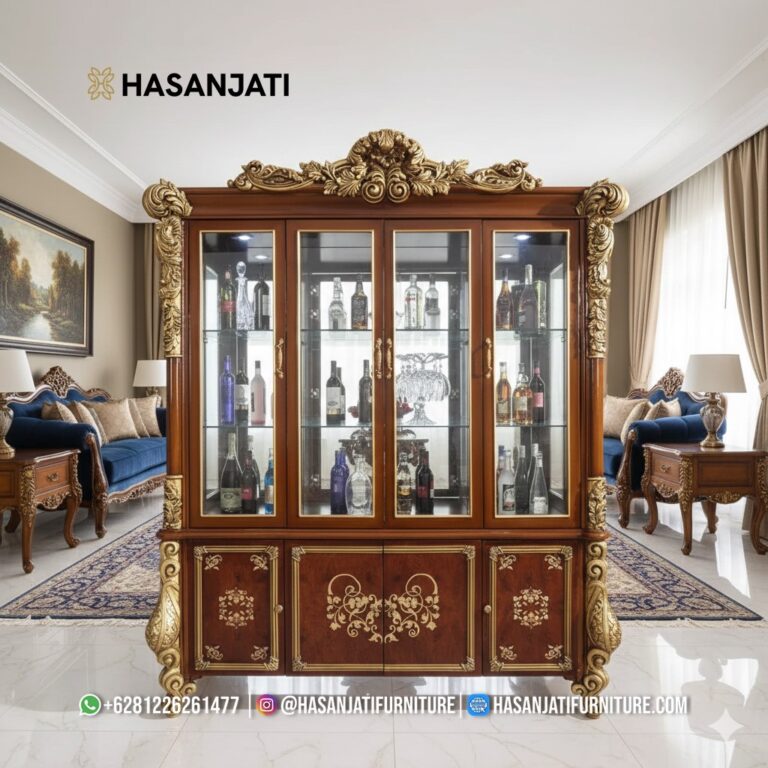 Tampilan penuh lemari hias jati seri Piazza 4 pintu kaca mewah sewaktu dipajang di dalam ruang tamu bergaya klasik royal Eropa.