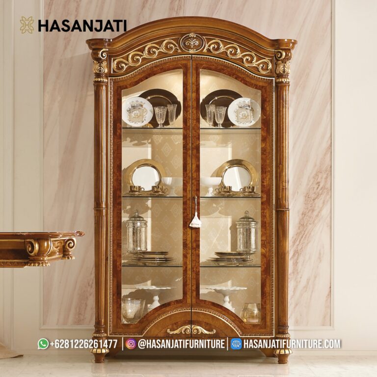 Lemari pajangan kristal seri Luigi warna walnut tipe 2 pintu kaca tampak depan penuh berisi gelas kaca hias.