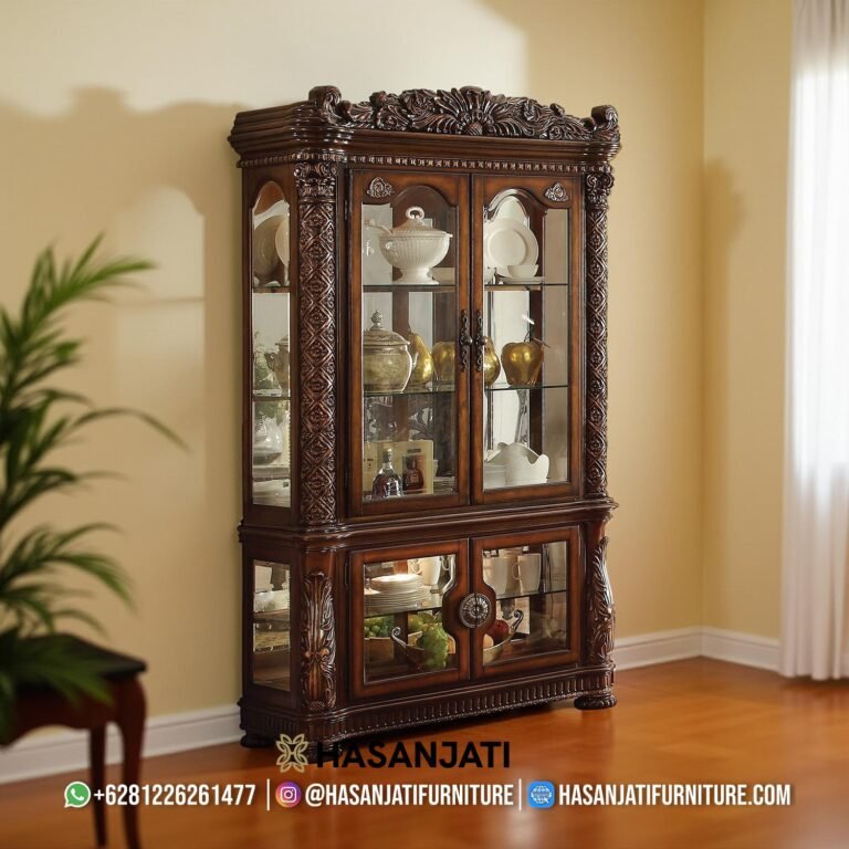 Tampilan penuh lemari hias jati mewah seri Vendome 2 pintu kaca warna cokelat emas dipajang di dalam ruang keluarga produk Hasan Jati Furniture.