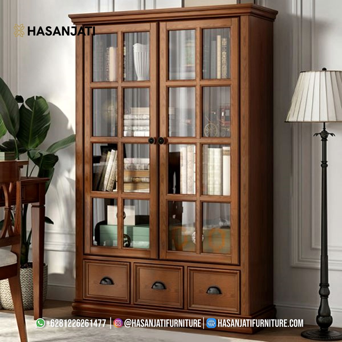 Lemari hias minimalis 2 pintu kaca natural brown, material kayu jati solid, dengan 3 laci