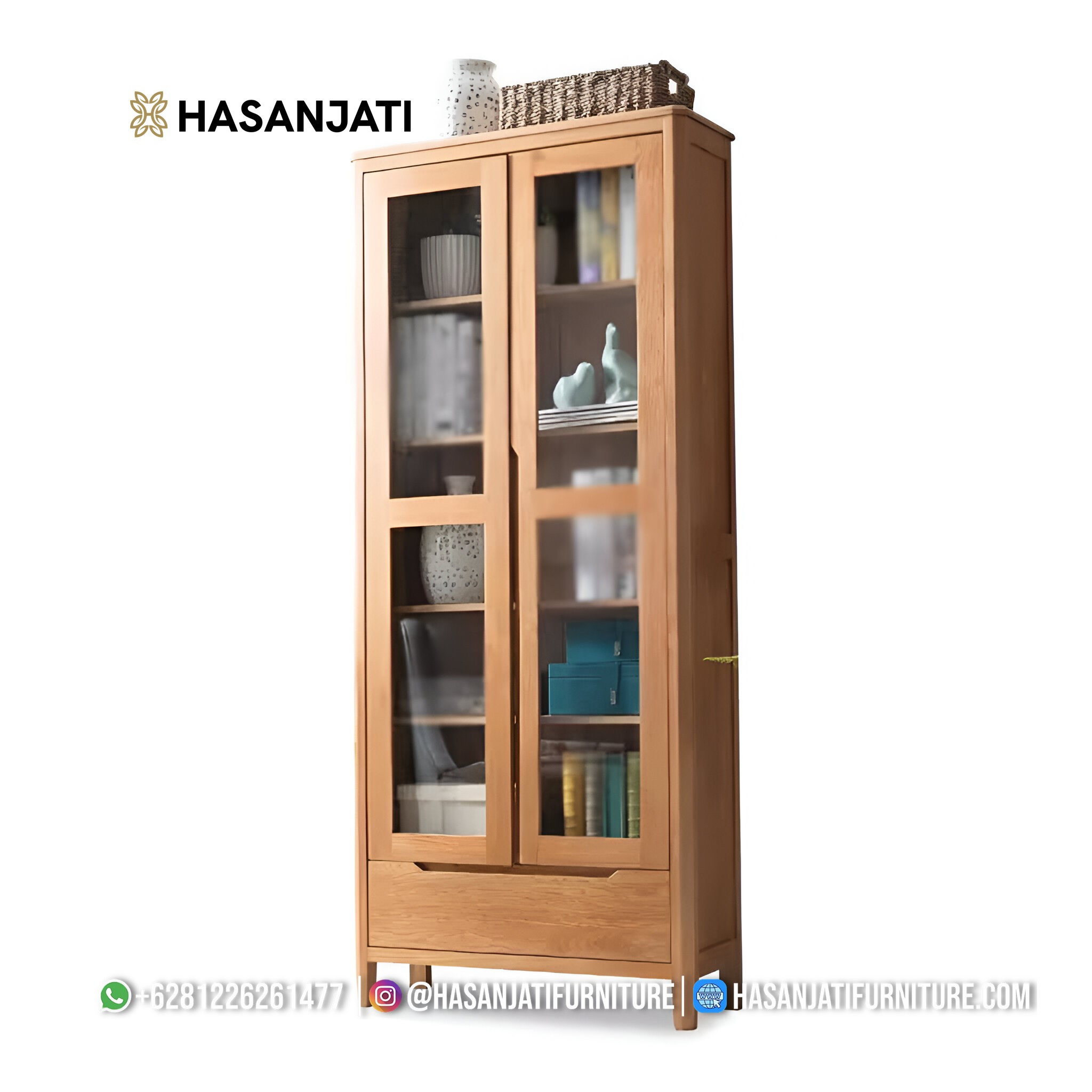 Lemari hias minimalis scandinavian 2 pintu kaca jati natural, dengan 1 laci.