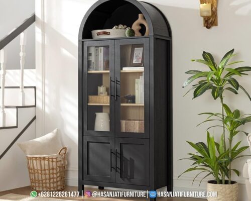 Lemari pajangan jati hitam 4 pintu kaca dengan desain melengkung modern di ruang tamu.