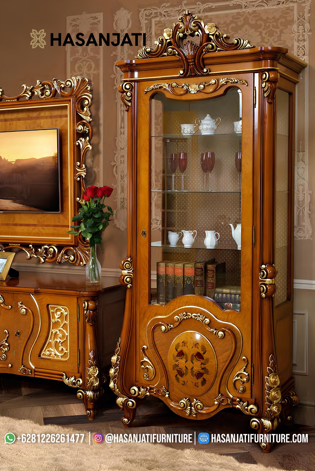 Detail unit Lemari Pajangan Kaca Klasik Jati finishing Natural dengan aksen ukiran emas.
