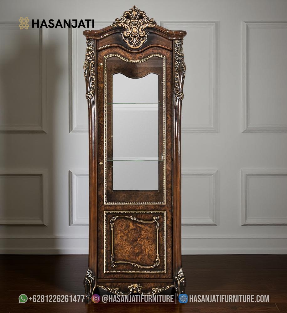 Detail unit Lemari Pajangan Kaca Klasik Kayu Jati ukir cokelat dengan aksen prada bronze.