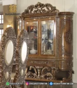 Penempatan lemari pajangan kristal mewah Constantine di belakang kursi makan ukir berlatar interior ruang makan klasik eropa.
