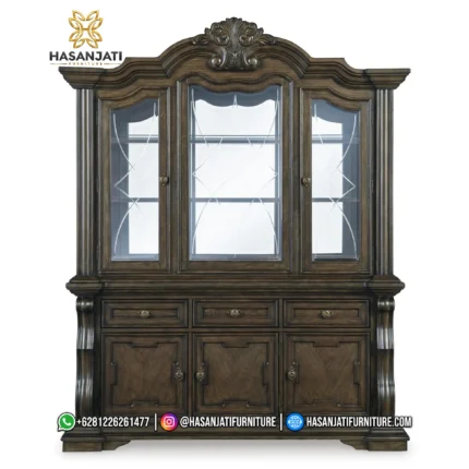 Tampilan penuh tampak depan lemari pajangan kristal seri Maylee dari kayu jati memperlihatkan susunan 3 pintu kaca berteralis silang dan buffet bawah.