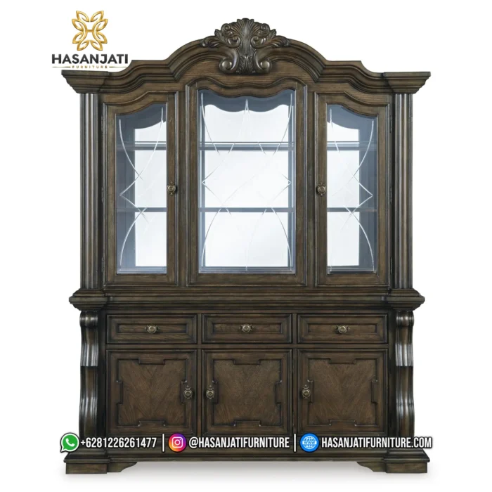 Tampilan penuh tampak depan lemari pajangan kristal seri Maylee dari kayu jati memperlihatkan susunan 3 pintu kaca berteralis silang dan buffet bawah.