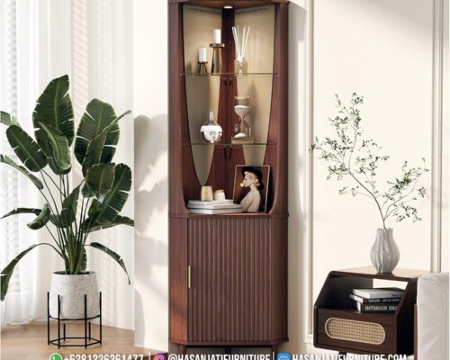 Lemari pajangan sudut kayu jati cokelat tua minimalis untuk ruang tamu kecil, dengan rak kaca dan interior cermin.