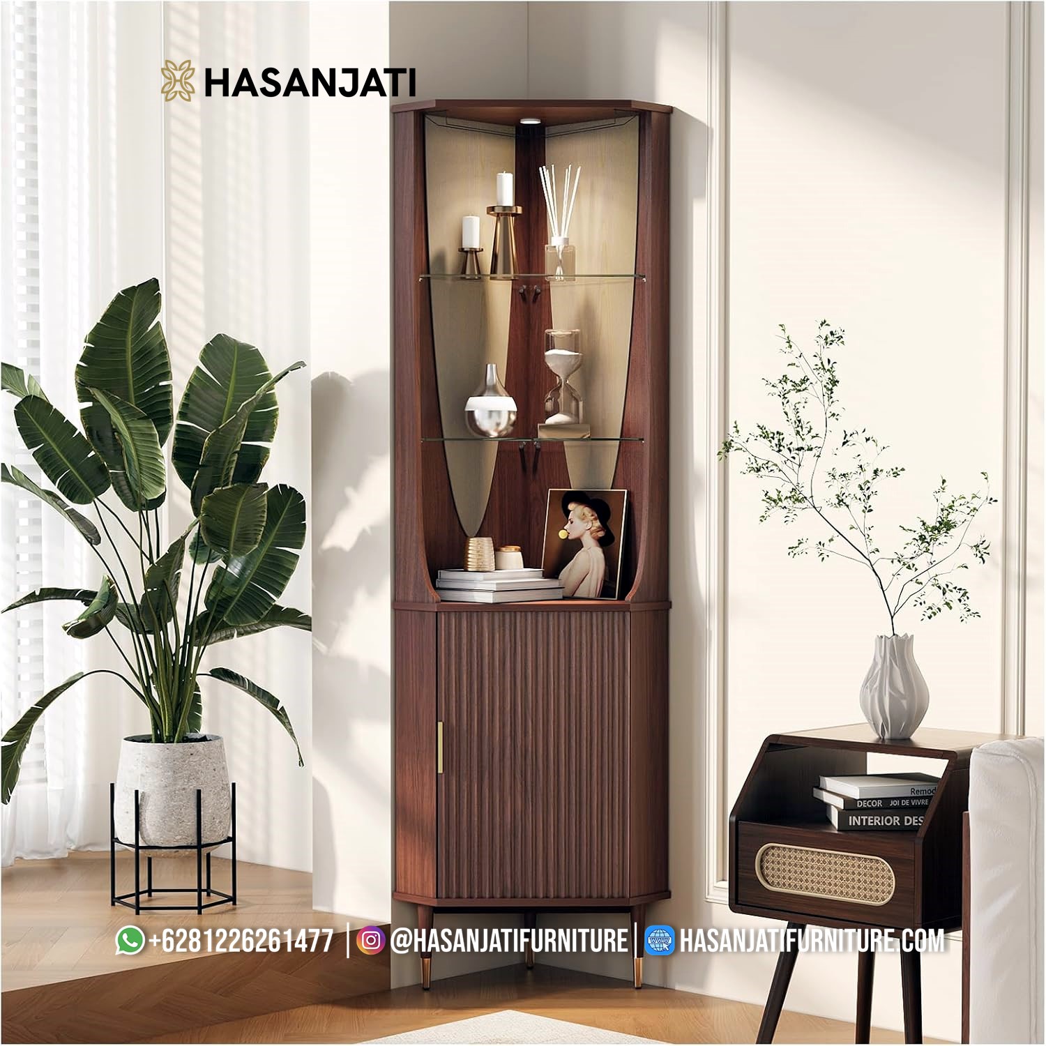 Lemari pajangan sudut kayu jati cokelat tua minimalis untuk ruang tamu kecil, dengan rak kaca dan interior cermin.