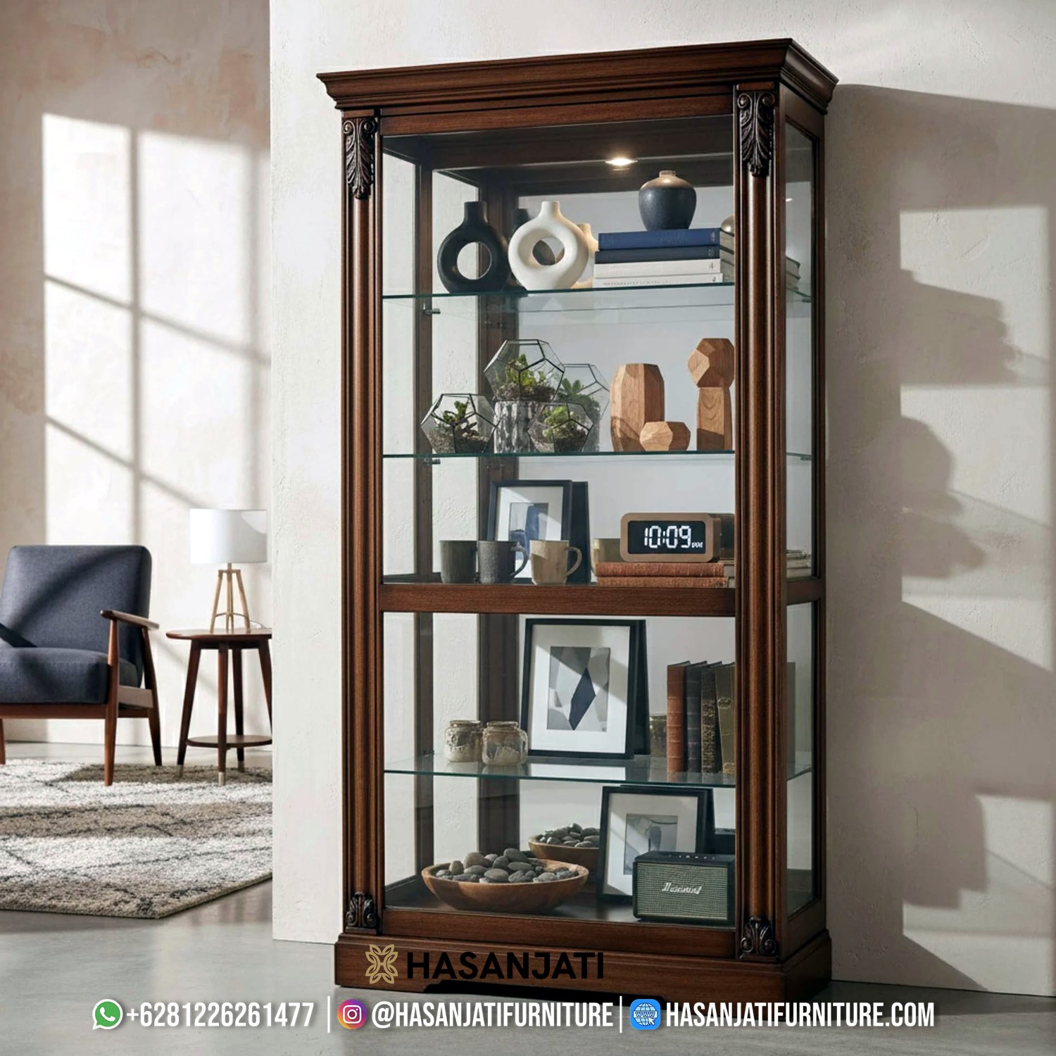 Lemari pajangan kaca klasik mewah ukiran jati 1 pintu sliding, warna dark cherry, 100% kayu solid.