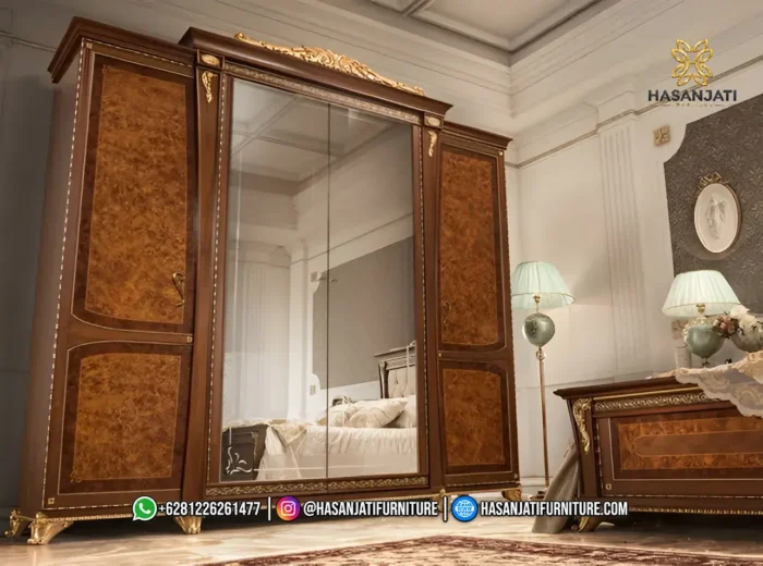 Lemari pakaian jati jumbo 4 pintu seri Aida dengan 2 pintu cermin tengah memantulkan ruang dekorasi tempat tidur produk Hasan Jati Furniture.