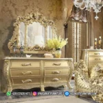 Detail tampak depan meja dresser rias laci lebar kayu premium warna emas dengan bingkai cermin gantung besar tipe Eastern produk Hasan Jati Furniture.