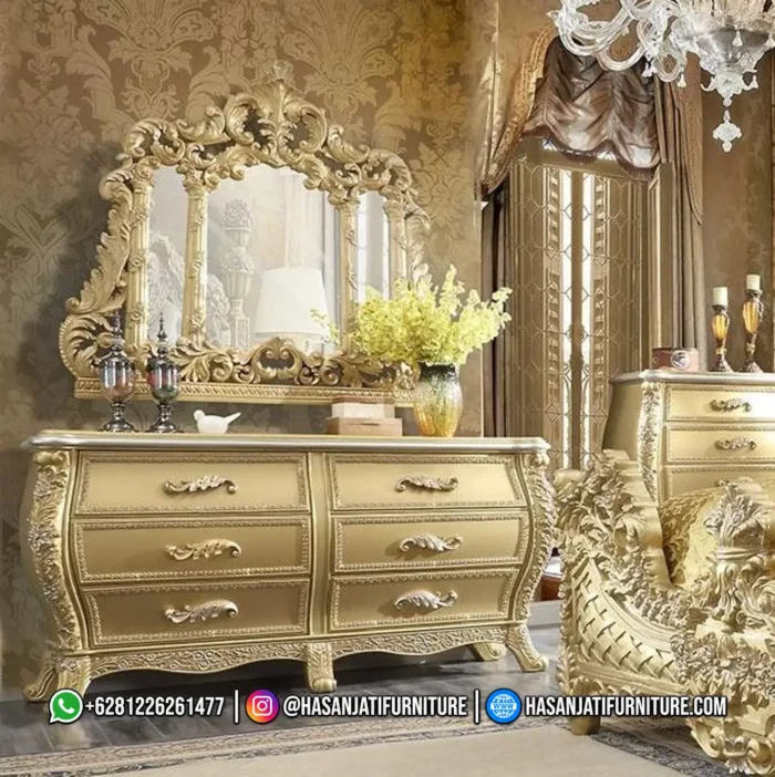 Detail tampak depan meja dresser rias laci lebar kayu premium warna emas dengan bingkai cermin gantung besar tipe Eastern produk Hasan Jati Furniture.