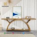 Penempatan meja foyer kayu jati panjang Fnova Farmhouse di depan dinding panel garis vertikal di samping area tangga rumah