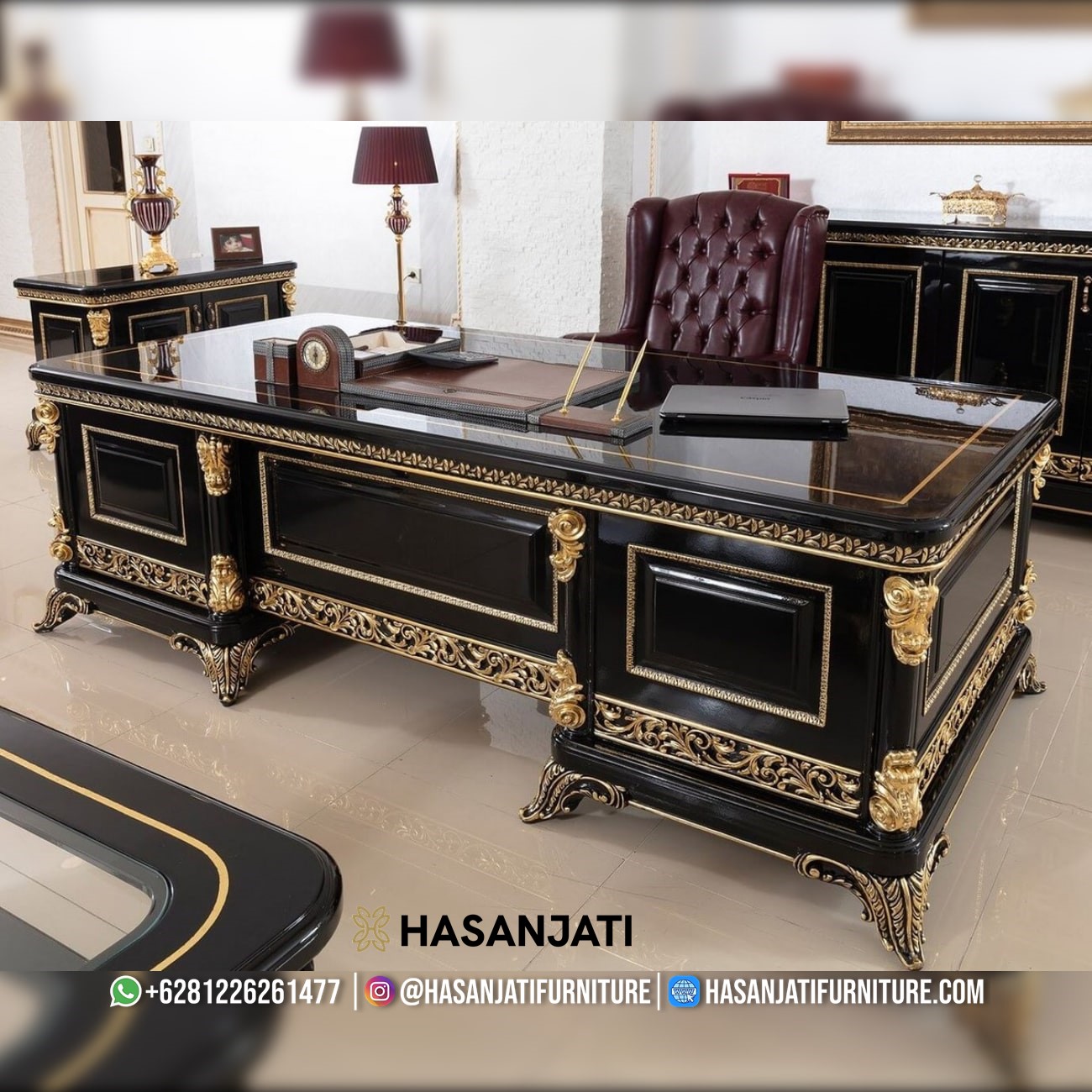 Meja kantor jati mewah warna hitam dengan detail ukiran Jepara warna gold