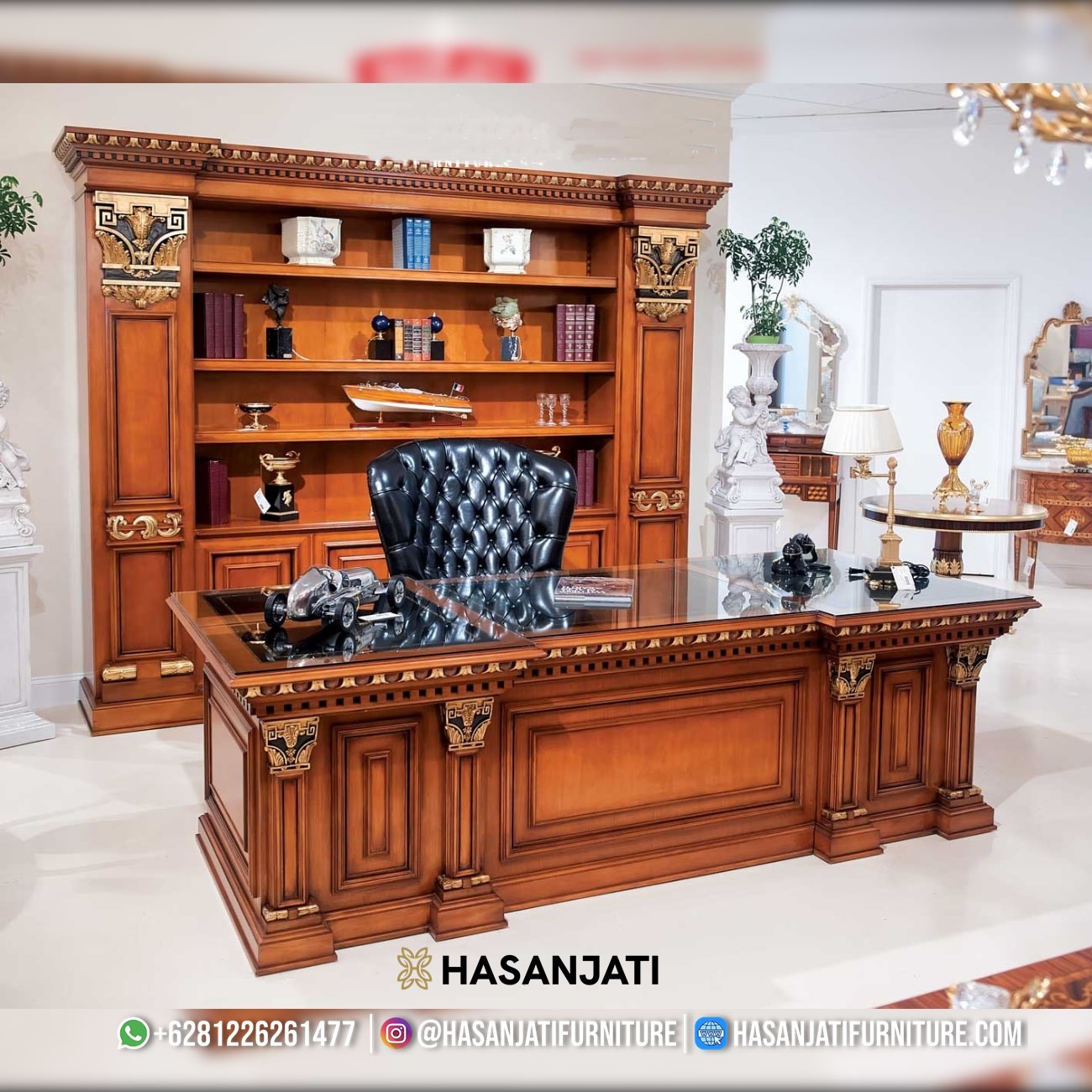 Meja kantor kayu jati mewah warna natural dengan detail ukiran Jepara warna gold model klasik