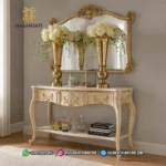 Tampilan sudut serong samping set meja konsol mewah Aveline warna krem gading memperlihatkan lekukan kaki cabriole dan laci bergelombang yang anggun.