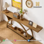 Perspektif sudut pandang dari atas meja konsol kayu jati panjang Fnova Farmhouse memperlihatkan detail luas permukaan papan atas yang halus.