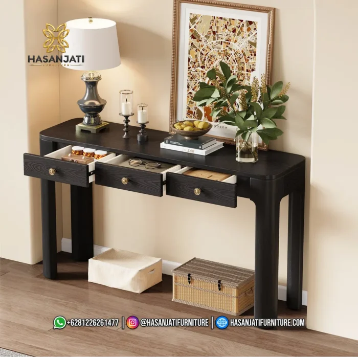 Penempatan meja foyer hitam seri Solstice dengan laci setengah terbuka sebagai tempat pajangan lilin dan hiasan dinding di lorong rumah.