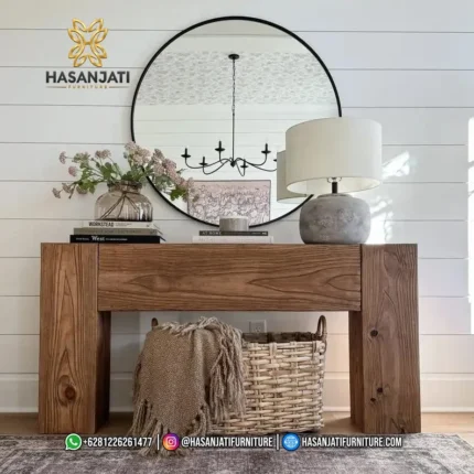 Meja konsol jati solid seri Block Rustic dengan hiasan vas bunga putih besar dan cermin bulat hitam tampak depan berlatar dinding putih panel