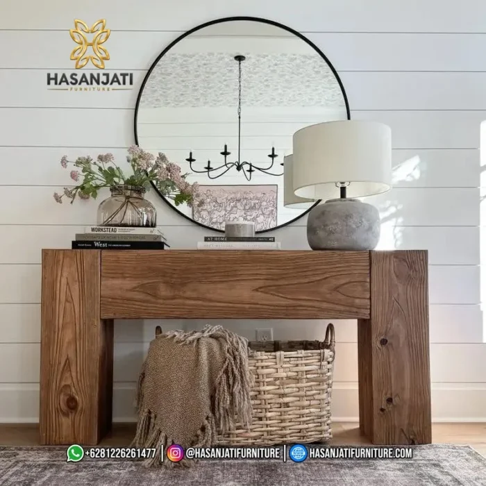 Meja konsol jati solid seri Block Rustic dengan hiasan vas bunga putih besar dan cermin bulat hitam tampak depan berlatar dinding putih panel