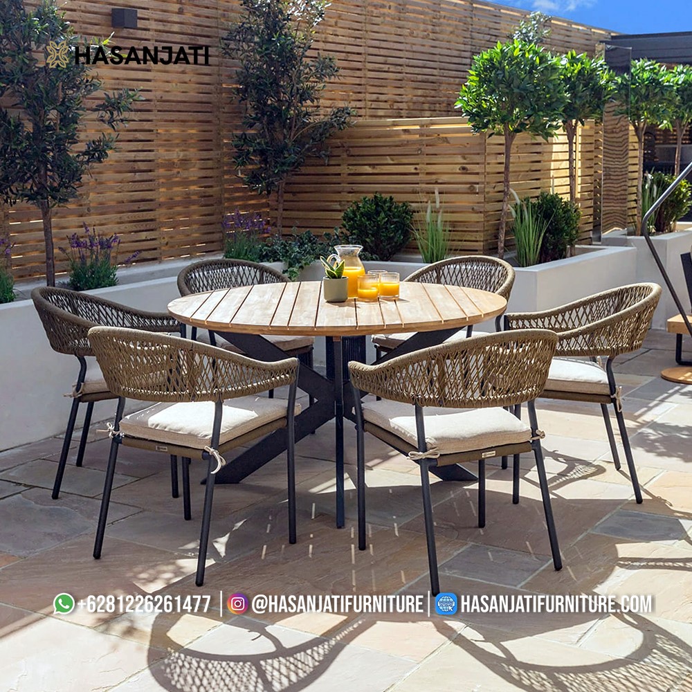 Meja makan outdoor kombinasi kayu dan besi hitam bergaya modern