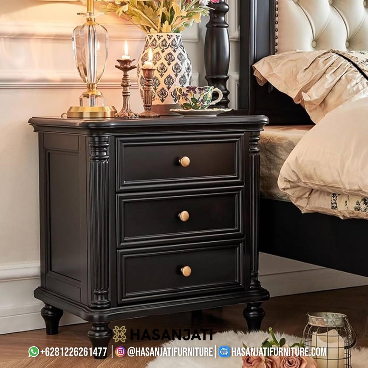 Meja nakas jati asli Jepara dengan sentuhan ukiran klasik dan desain elegan, karya pengrajin lokal terbaik.