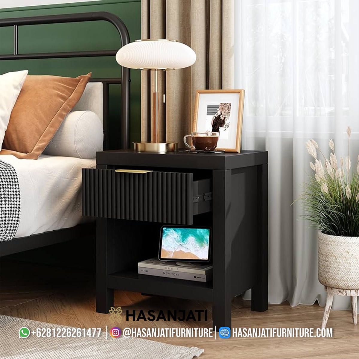 Meja nakas minimalis hitam modern dengan desain elegan cocok untuk kamar tidur bergaya kontemporer.