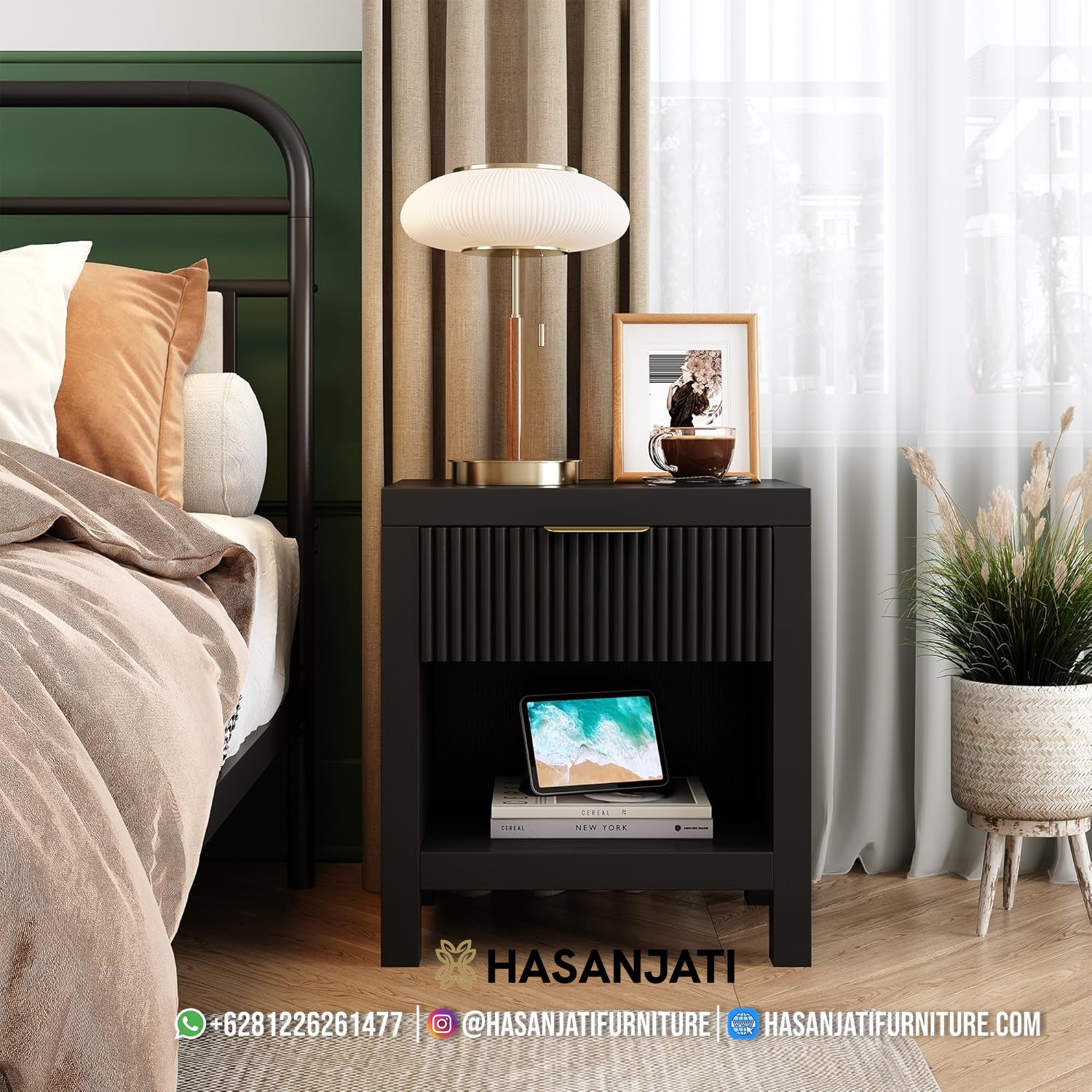 Meja Nakas Minimalis Hitam dengan desain modern elegan dari Hasan Jati Furniture