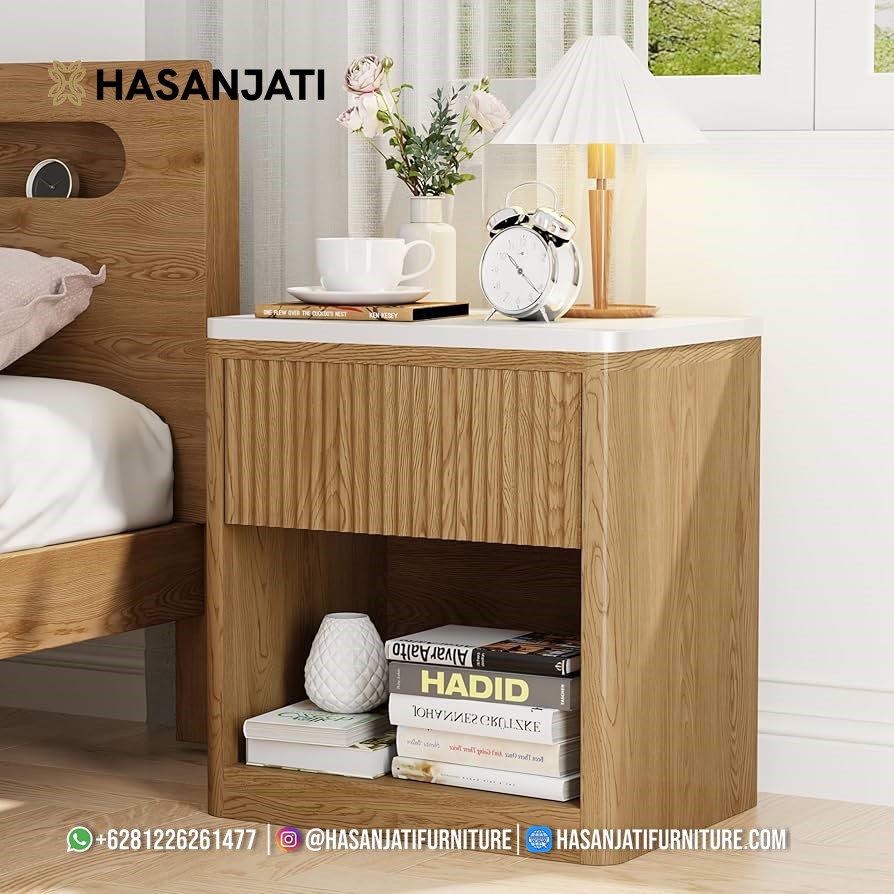 Meja nakas minimalis jati natural produksi Hasan Jati Furniture, perpaduan desain sederhana dan kehangatan kayu jati asli Jepara.