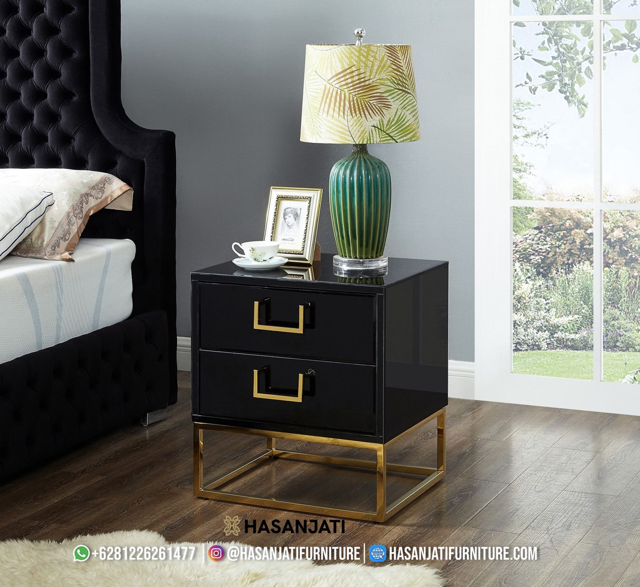 Desain meja nakas minimalis modern dengan kombinasi hitam dan stainless gold