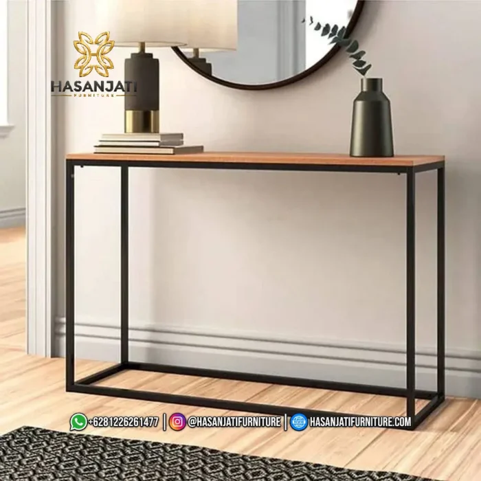 Penempatan meja pajangan dinding minimalis gaya industrial sebagai tempat lampu tidur hias mewah di sudut koridor ruangan rumah.