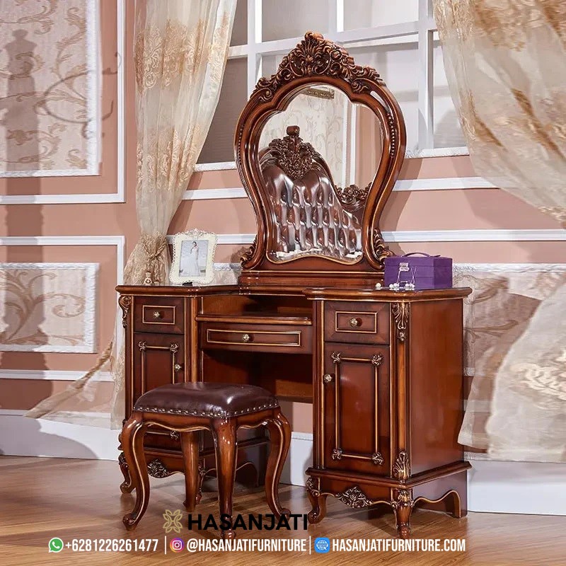 Meja rias jati mewah dengan ukiran klasik Jepara, dilengkapi cermin besar dan kursi elegan, cocok untuk ruang kamar bergaya luxury.