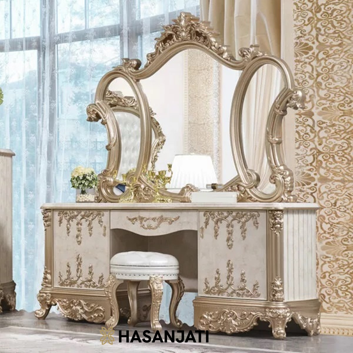 Meja rias klasik mewah ukiran Jepara dengan desain elegan untuk kamar tidur