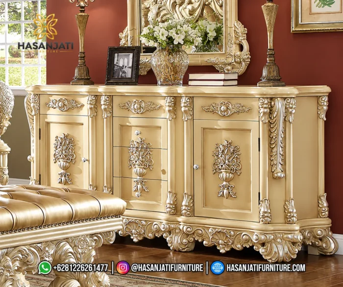 Detail tampak depan meja rias kredenza panjang tipe Rowena cat duco dengan pintu laci berukir vas bunga warna champagne gold produk Hasan Jati Furniture.