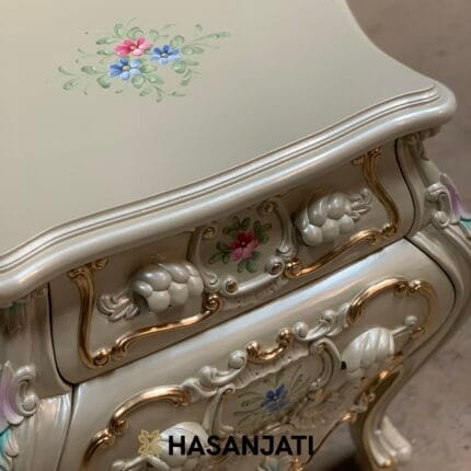 Detail atas nakas klasik mewah ukiran Jepara ivory gold dengan lampu tidur