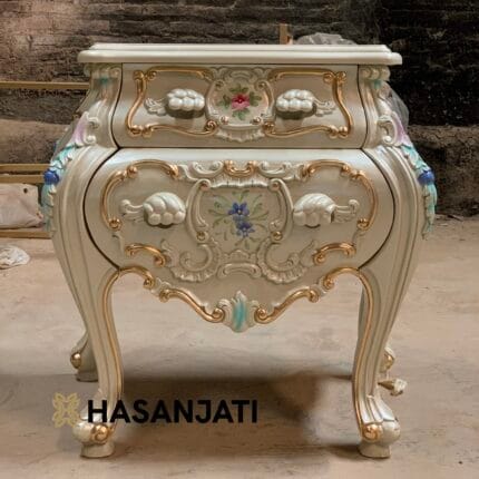 Detail depan nakas klasik mewah ukiran Jepara ivory gold dengan lampu tidur