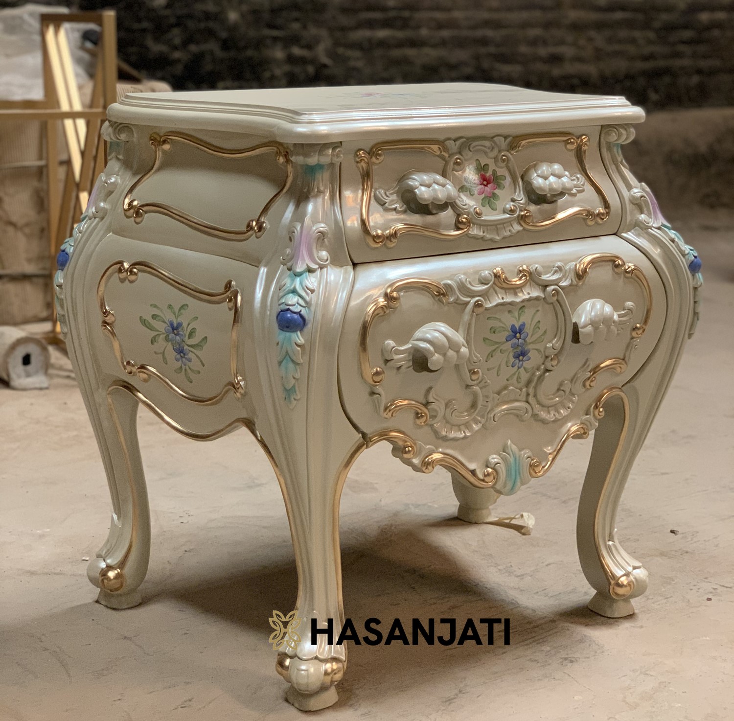 Nakas klasik mewah ukiran Jepara ivory gold dengan lampu tidur