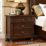 Meja nakas lampu tidur tiga laci dengan pilar kaki gasing bubut dekoratif dan tarikan logam antik dari set kamar mewah seri Porter produk Hasan Jati Furniture.